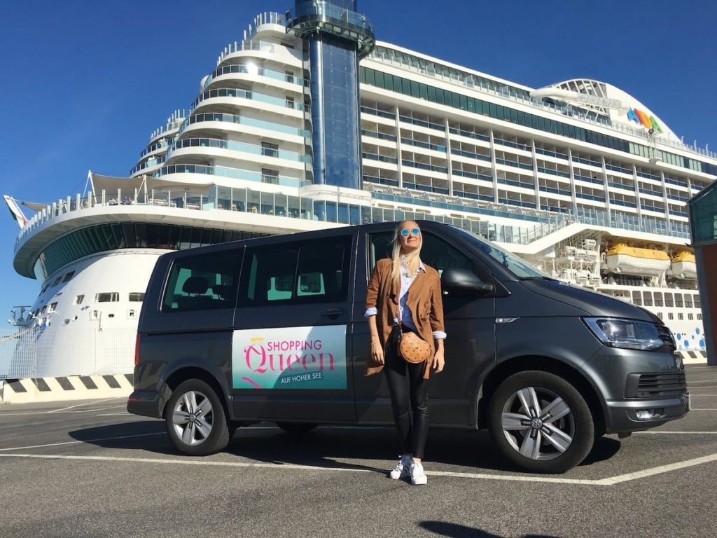 Janine Kunze mit dem Shopping-Queen-Bus vor AIDAprima | © AIDA Cruises